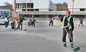 Labor de la Direcci&oacute;n de Higiene Urbana tras los desfiles de carrozas