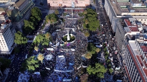 Militantes, funcionarios y organizaciones sociales colmaron Plaza de Mayo por el D&iacute;a de la Lealtad