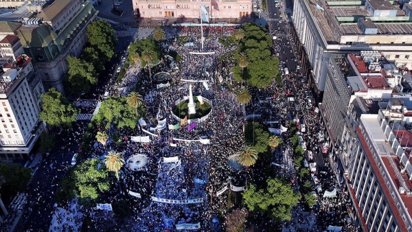 Militantes, funcionarios y organizaciones sociales colmaron Plaza de Mayo por el D&iacute;a de la Lealtad