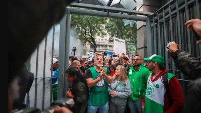 Los despedidos ingresaron a los ministerios y buscan negociar reincoroporaciones
