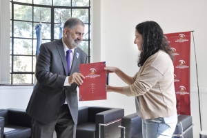 El Intendente Jorge entreg&oacute; un decreto de Inter&eacute;s Municipal por el Libro &ldquo;Fauna Urbana&rdquo;