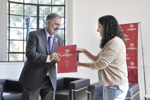 El Intendente Jorge entreg&oacute; un decreto de Inter&eacute;s Municipal por el Libro &ldquo;Fauna Urbana&rdquo;