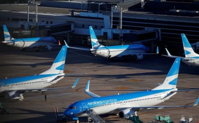 El Presidente firm&oacute; la reglamentaci&oacute;n que declara como servicio esencial al transporte a&eacute;reo