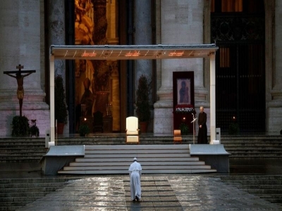 Papa Francisco: "Se&ntilde;or, no nos abandones a merced de la tormenta"