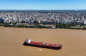 140 buques frenados y negociaciones abiertas: un paro portuario complica el comercio exterior y la distribución de combustible