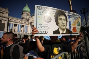 A cu&aacute;nto podr&iacute;a llegar el d&oacute;lar en la segunda mitad del a&ntilde;o seg&uacute;n el mercado y el plan de Milei