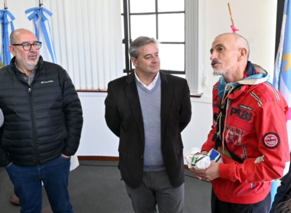 Traves&iacute;a solidaria. Municipio recibi&oacute; al atleta Ricardo Krakowiechi