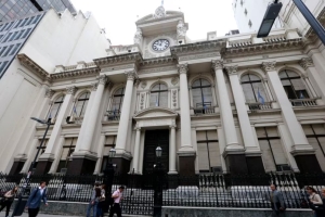 El Banco Central baj&oacute; la tasa de inter&eacute;s antes de que empiece el ajuste del d&oacute;lar a un ritmo del 1% mensual