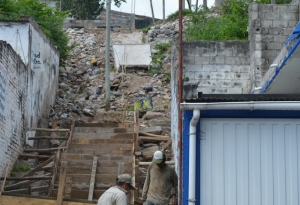 Ministerio de Infraestructura continua obras en escaleras urbanas en San Salvado