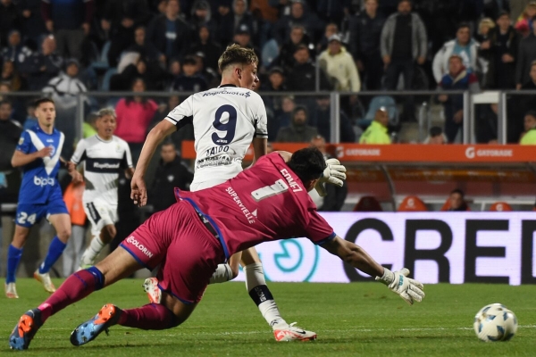 Gimnasia le gan&oacute; a V&eacute;lez y lo alcanz&oacute; en la lucha por la permanencia