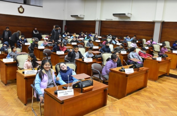 Alumnos del Colegio Blaise Pascal visitaron la Legislatura de Jujuy