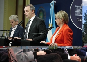 Adorni armó una conferencia de prensa, pero no dejó que le pregunten y prohibió que se hable del escándalo