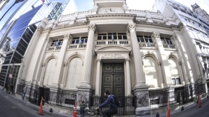 El Tesoro acumula financiamiento del mercado local y reduce a la mitad la emisi&oacute;n monetaria