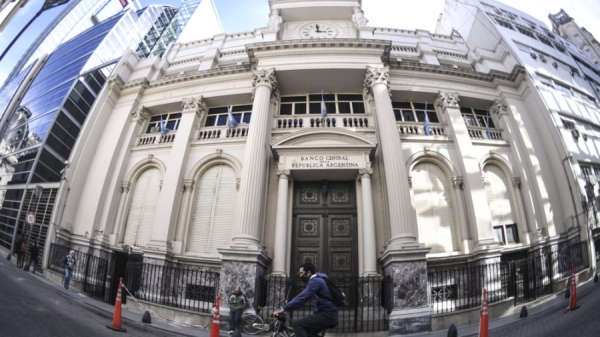 El Tesoro acumula financiamiento del mercado local y reduce a la mitad la emisi&oacute;n monetaria