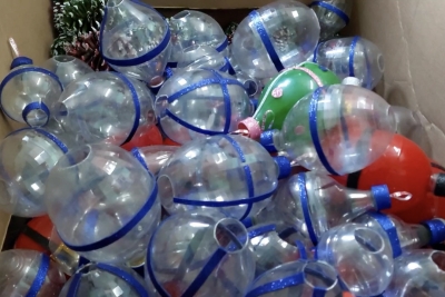 Fabrican adornos navide&ntilde;os con materiales reciclados