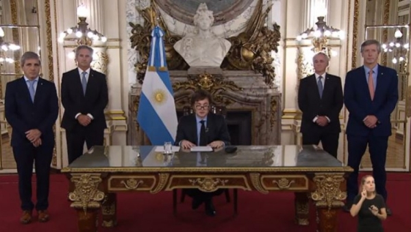 Milei busc&oacute; recuperar protagonismo con una cadena para felicitarse por el super&aacute;vit