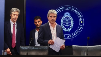 Tras el dato de inflaci&oacute;n, Caputo anticip&oacute; que la reducci&oacute;n del 2% de ajuste del d&oacute;lar oficial &ldquo;est&aacute; cada vez m&aacute;s cerca&rdquo;