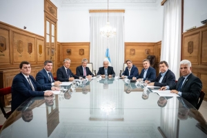 En paralelo a los reclamos, ya son 12 los gobernadores que firmaron el convenio por los d&oacute;lares en el colch&oacute;n