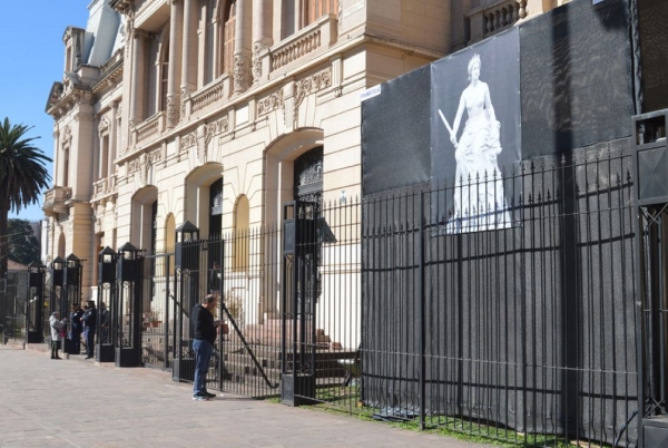 Esculturas de Lola Mora: contin&uacute;an tareas previas para el traslado seguro