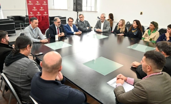 Municipalidad entreg&oacute; habilitaciones a bares y pe&ntilde;as