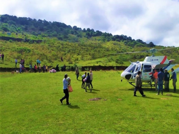 Asisten por aire a familias aisaldas