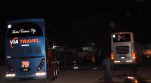 Demoran tres colectivos de larga distancia por el ascenso y descenso de pasajeros en la v&iacute;a p&uacute;blica