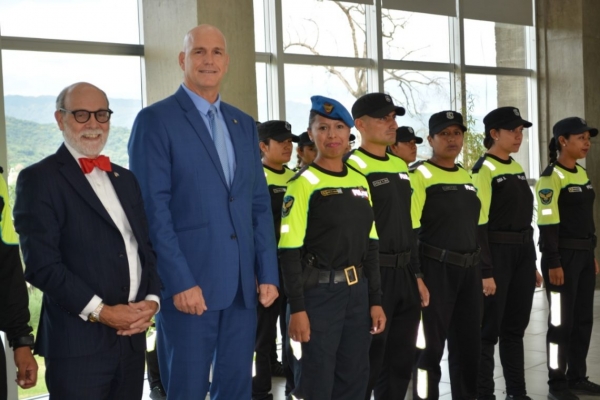 EL EMBAJADOR DE CANAD&Aacute; HIZO UN RECONOCIMIENTO A LA POLIC&Iacute;A TUR&Iacute;STICA