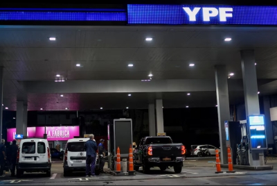 YPF estabiliza el precio de la nafta: no trasladar&aacute; al surtidor la suba del petr&oacute;leo por 45 d&iacute;as