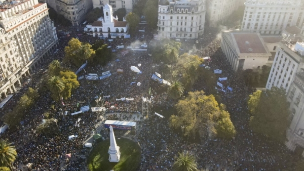 Milei sufri&oacute; la marcha de protesta m&aacute;s grande de la &uacute;ltima d&eacute;cada