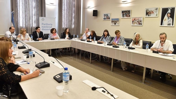 Los cinco gremios docentes acordaron un salario inicial de 23 mil pesos en marzo y 25 mil en julio