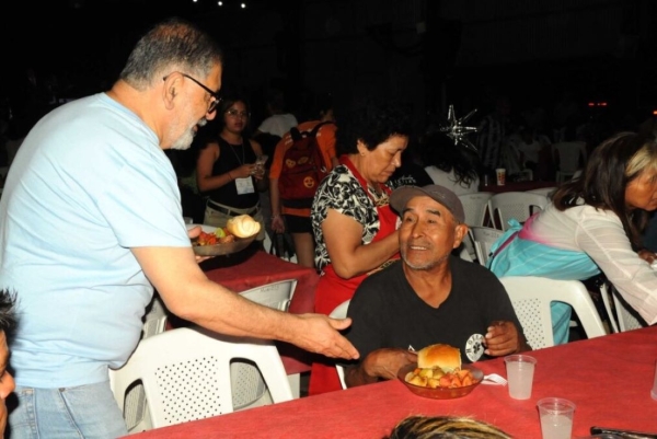 M&aacute;s de 400 personas fueron parte de la Cena Solidaria &ldquo;Sumando en Navidad&rdquo;