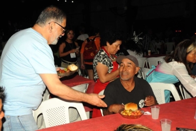M&aacute;s de 400 personas fueron parte de la Cena Solidaria &ldquo;Sumando en Navidad&rdquo;