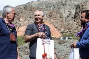 El gobernador Morales y el embajador Stanley participaron de la ancestral ceremonia de chaya