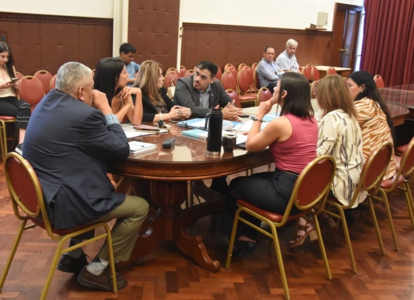 Legislatura: Analizan proyectos de ley y libros jujeños