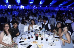 3.900 egresados participaron de la Cena Blanca