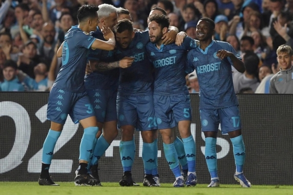 Racing venci&oacute; al "Decano", lo alcanz&oacute; en el segundo puesto y clasific&oacute; a la Libertadores