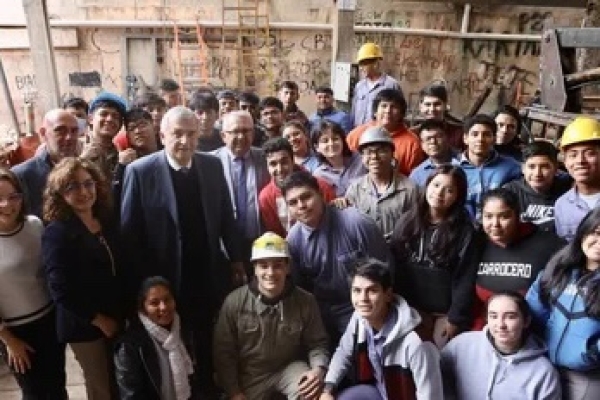 El Gobernador visit&oacute; la EET 1 de San Pedro y entreg&oacute; subsidios