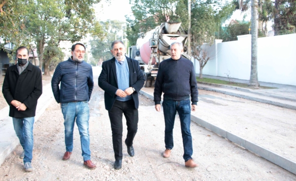 Pavimento en barrios capitalinos con plan de Obras Mixtas