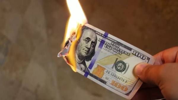 Martes caliente en el mercado: el d&oacute;lar ronda los $1.300 y el riesgo pa&iacute;s se acerca a los 800 puntos