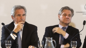 Ahora el mercado local castiga a Caputo, que no pudo renovar m&aacute;s del 40% de la deuda en pesos