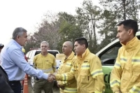 Incendios Forestales: El Gobernador recorri&oacute; la zona afectada y salud&oacute; a brigadistas