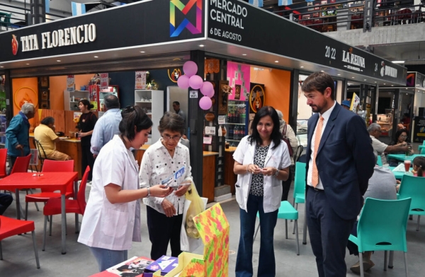 “El Escuchadero” llegó al Mercado Municipal 6 de Agosto para promover la escucha activa y el acompañamiento a los vecinos