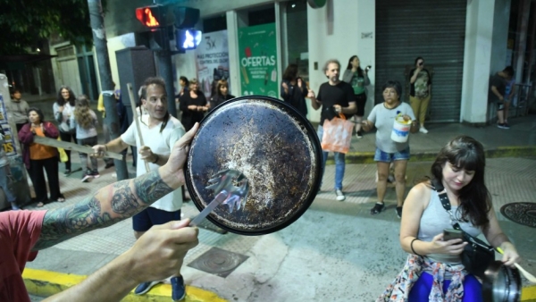 Hubo cacerolazos contra el decretazo