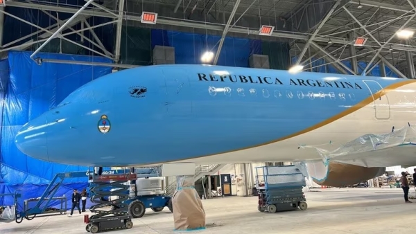 Las primeras fotos del nuevo avi&oacute;n presidencial: el detalle en la parte inferior del fuselaje y su nuevo nombre