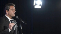 Massa, a las petroleras: "Si el martes a la noche no est&aacute; resuelto, no van a poder sacar un barco"
