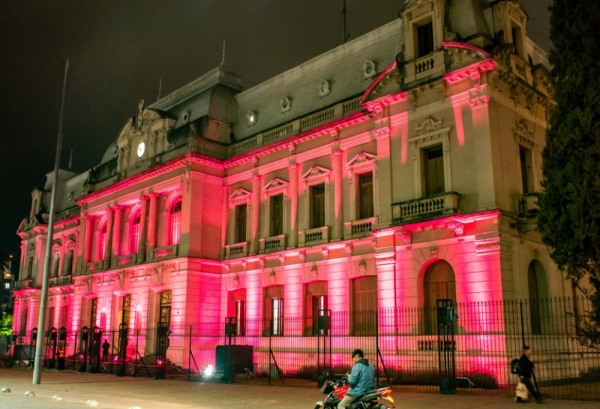 Octubre rosa . Casa de Gobierno iluminada