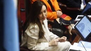 Villarruel se resiste a congelar los salarios en el Senado y choca con Milei