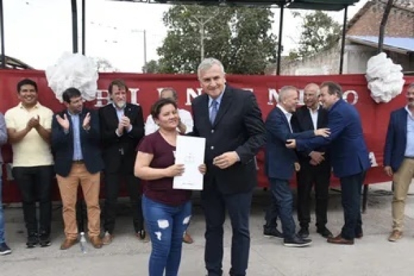 La Esperanza: Morales entreg&oacute; 54 resoluciones para iniciar la escrituraci&oacute;n