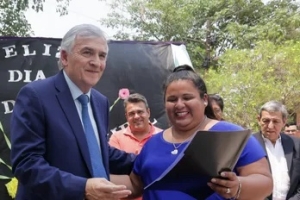 Regularizaci&oacute;n dominial: El Gobernador entreg&oacute; documentaci&oacute;n a familias de La Esperanza