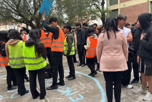 Ejercicios de evacuación sísmica en dos escuelas